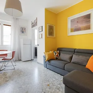 With Balcony - 50 M Far From M1 Pasteur , Milano Italia